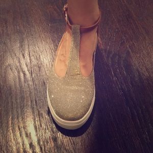 Trendy sneaker shoes with buckle